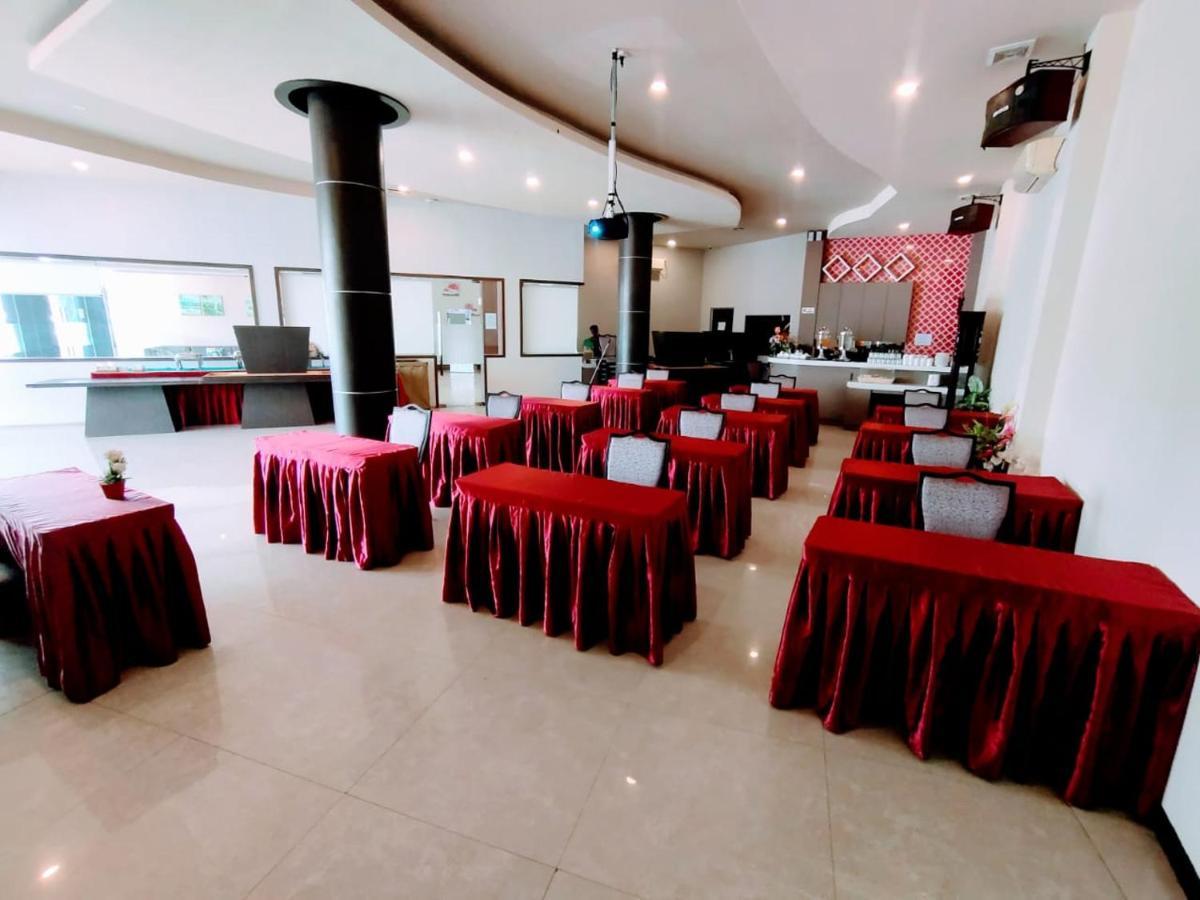 Os Hotel Tanjung Uncang Sagulung Extérieur photo