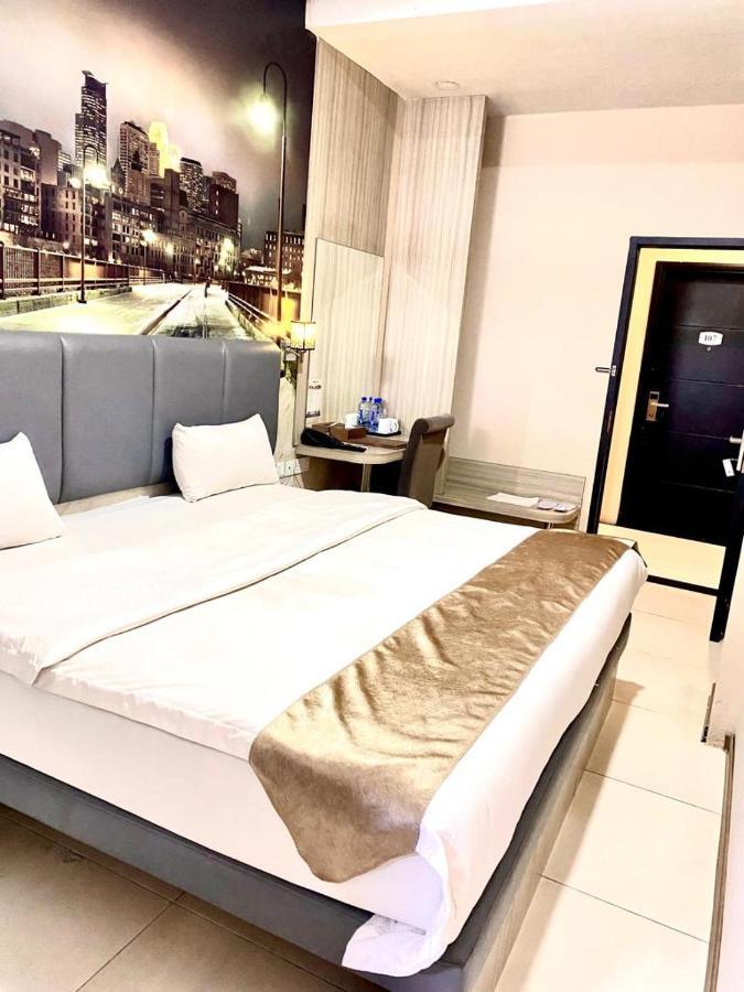 Os Hotel Tanjung Uncang Sagulung Extérieur photo