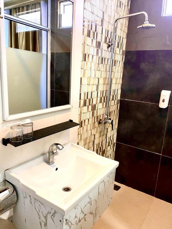 Os Hotel Tanjung Uncang Sagulung Extérieur photo